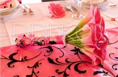 Tmtt pink kla menyasszonyi csokor, fekete barokk dsztssel